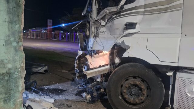 Motorista é preso após caminhão colidir contra residência